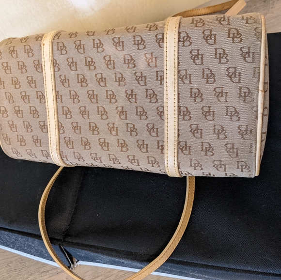 Dooney & Bourke barrel bag - Picture 7 of 14